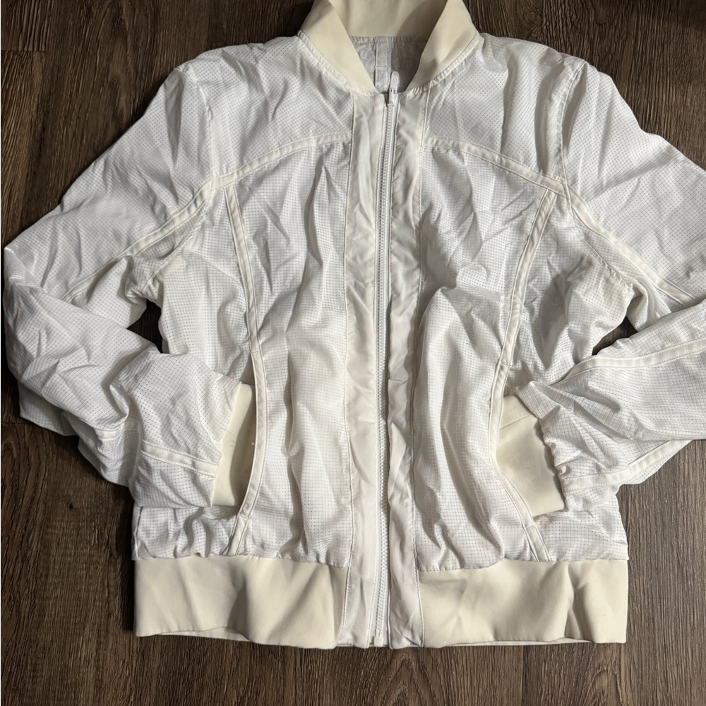 Lululemon: Women's Reversible Insulated
Windbreaker Jacket - Picture 12 of 16